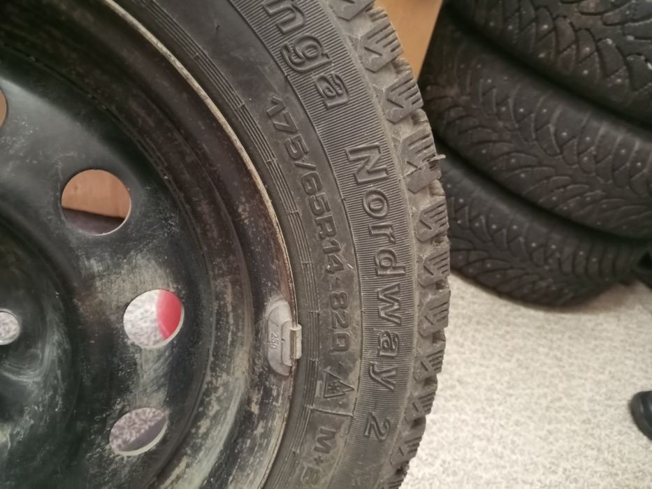 Продам шины зимние 175/65/14 с дисками