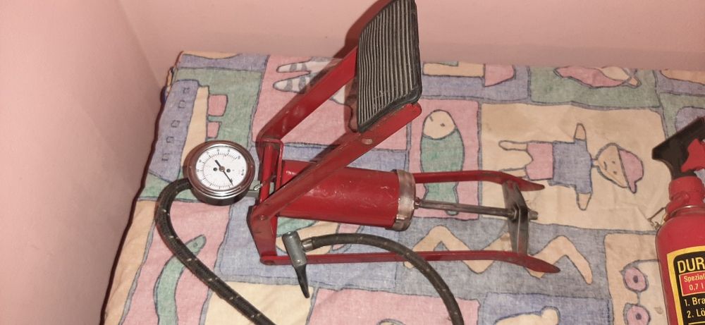 Крачна помпа,пожарогасител  и други.