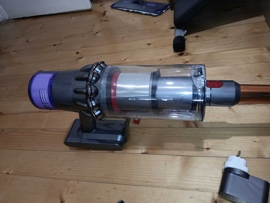 Отлична прахосмукачка Дайсън V11 с добра батерия и аксесоари