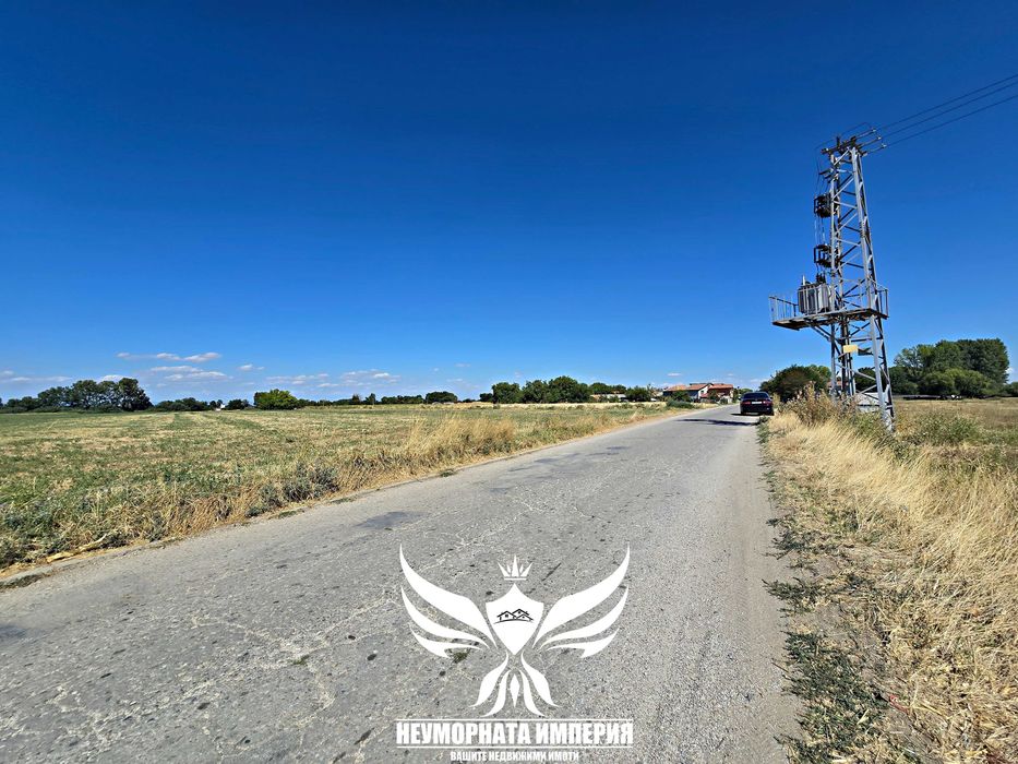 Продавам земеделска земя с площ от 2600кв.м. на първа линия в село Боянци по асфалтов път до трафопост
