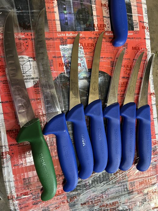 Cuțite de vânzare șorțuri si o mânusă si 2 clacuri