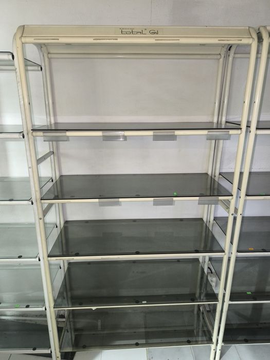 Стелажи и щанд маси за магазин