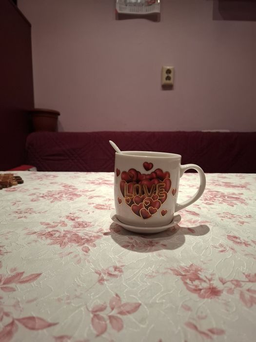 Продавам чаши с картинки и чаша сменяща цвета си