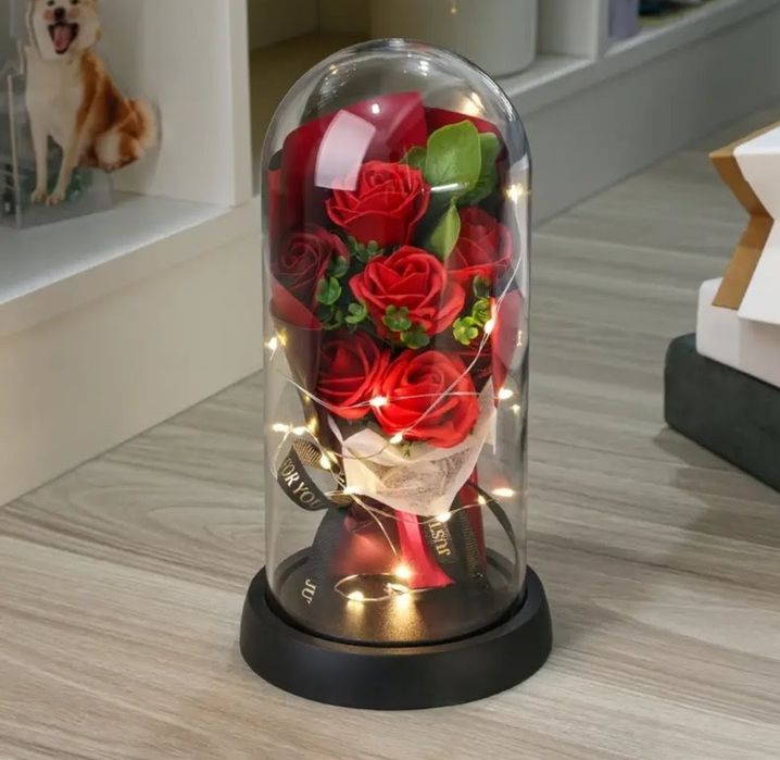 Вечен романтично осветен букет рози.