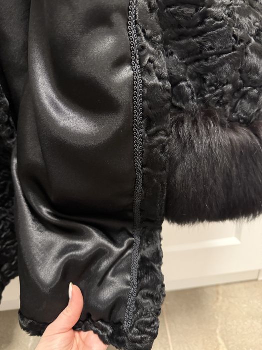 Haină din blană naturală astrakhan cu vulpe