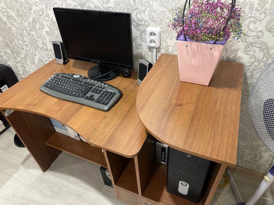 Стол с компьютером