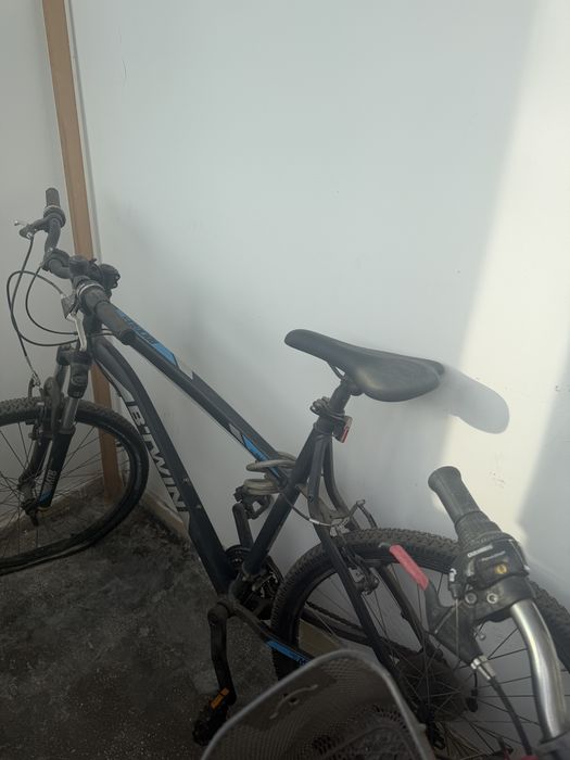 Sunt doua biciclete, pretul e doar pentru o bicicleta
