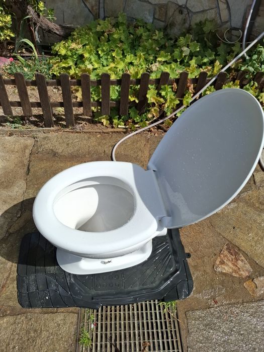 Тоалетна чиния с капак