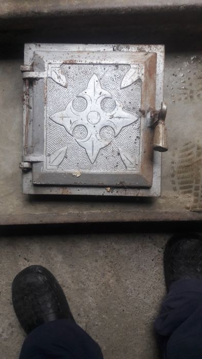 Ușițe de fontă pentru sobe.