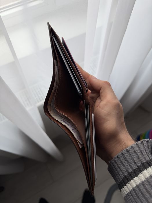 Vand portofel din gama de lux Louis Vuitton