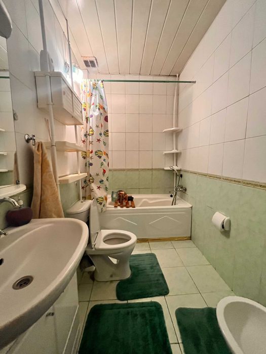 Продаётся просторный 7-комнатный дом на 9 м-оне.