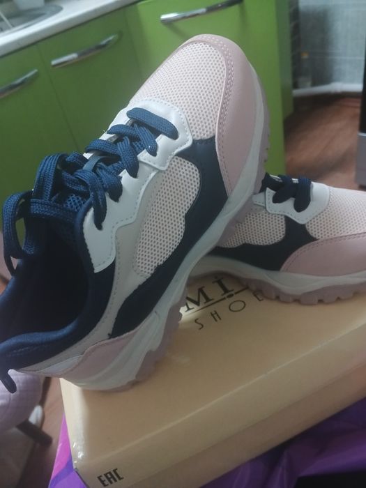 Продам кроссовки ,новые