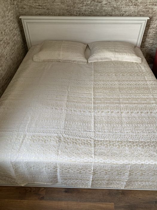 Покрывало с наволочками недорго.