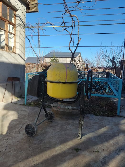 Бетономешалка в хорошем и рабочем состоянии.