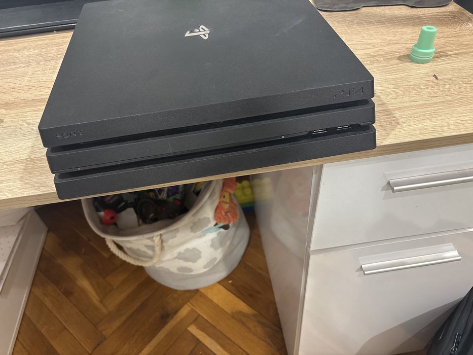 Ps4 pro със две игри и един джойстик добрич лино предаване