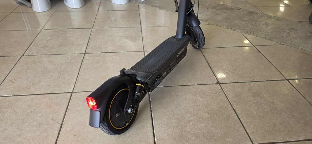 Ninebot Max G2 електрическа тротинетка