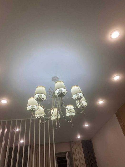 Люстра на потолок для зала