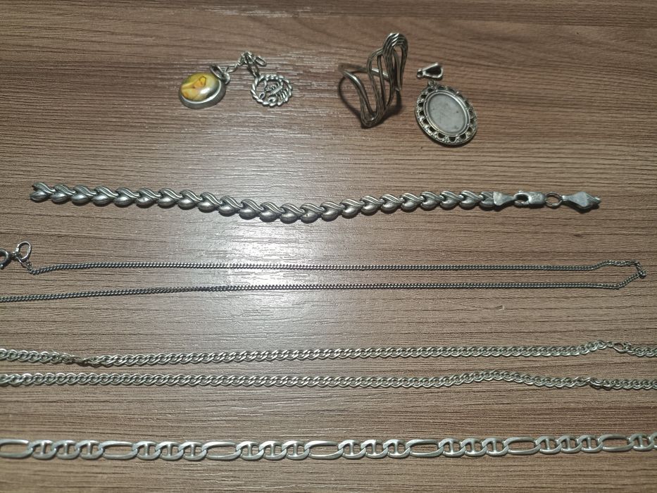 Продаю ломанное серебро 925пр.