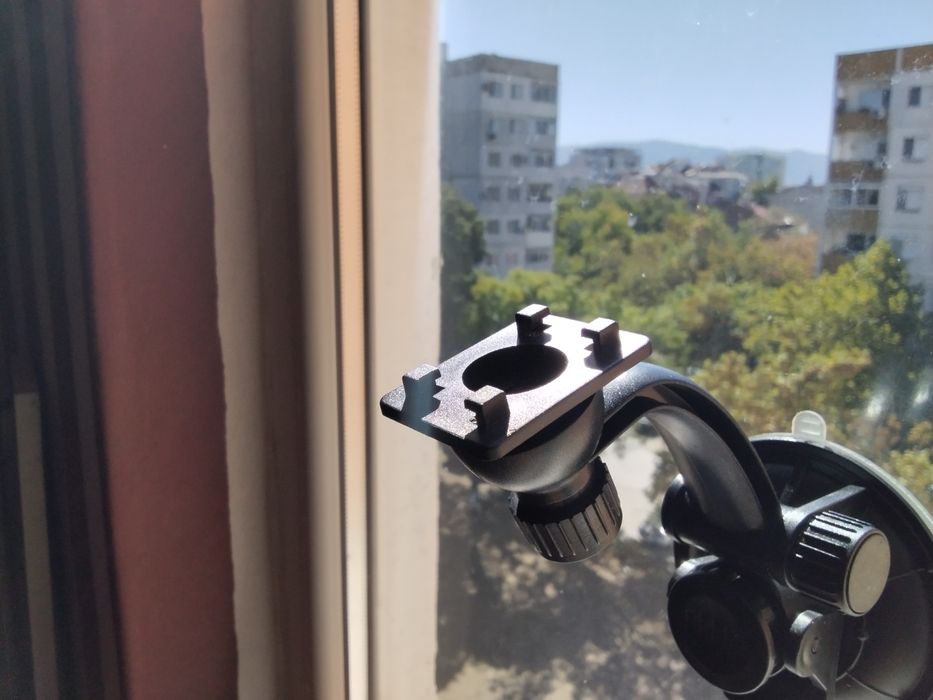 Оригинална немска стандартна стойка за захващане на  джипиес в колата