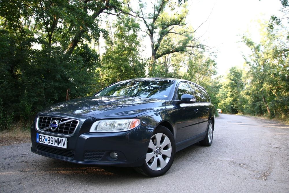 Volvo v70 2.4 D5 EDITIE LIMITATA

Dotări:

Interior din piele;
Cutie automată;
Climatizare automată pe două zone;
GPS original Volvo;