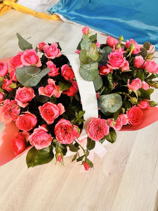 Спрей розы в корзине