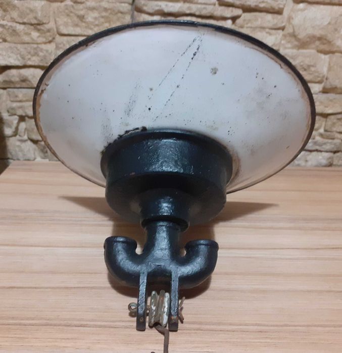 Lampă industrială veche, în stare bună, cu baza și abajurul din sticlă