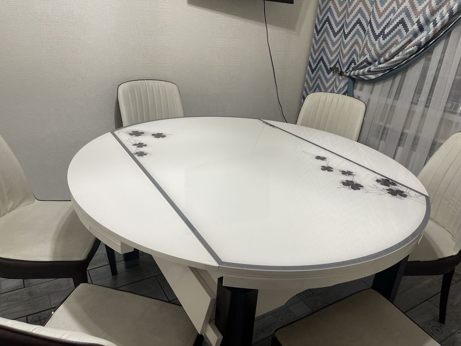 Стол со стульями.