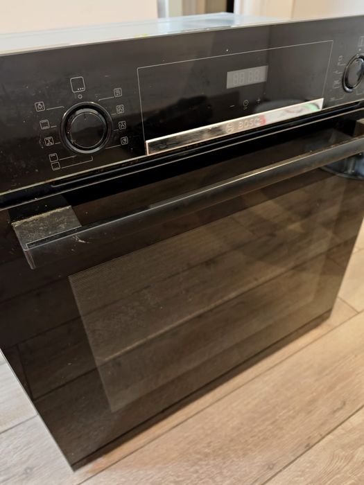 Продавам фурна за вграждане Bosch HBF154YS0