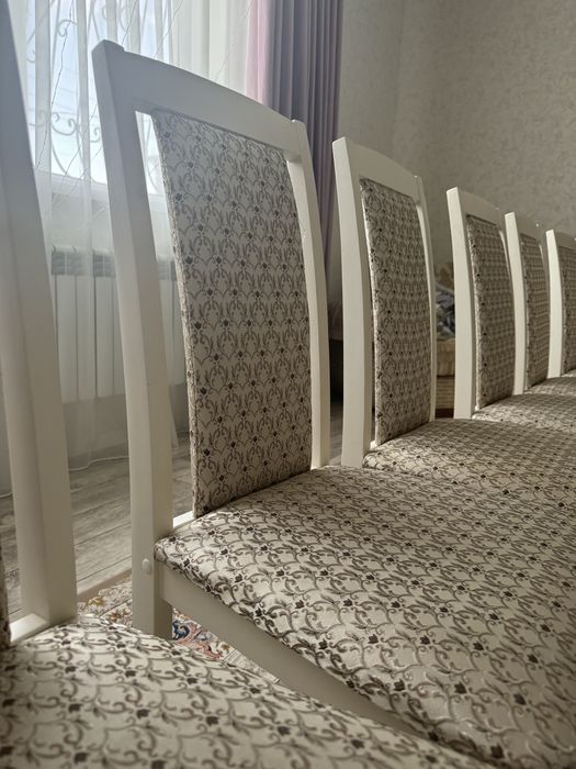 Белые стулья.