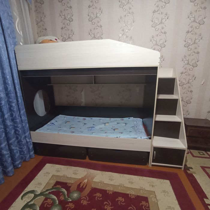Продам двухъярусный кровать почти новая качественная размер 180х80х170