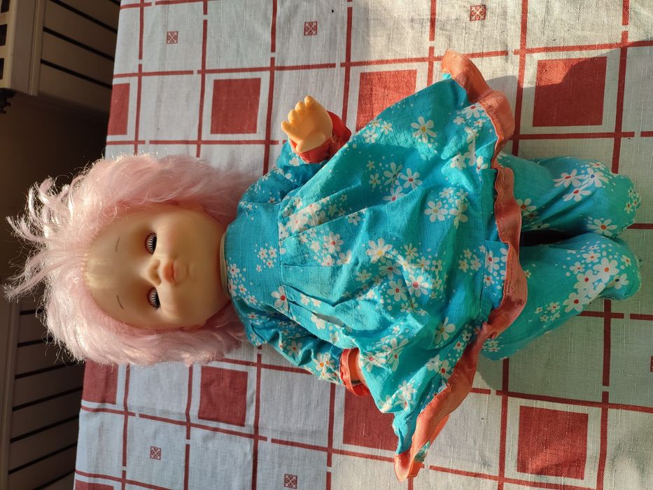 Кукла с розовыми волосами