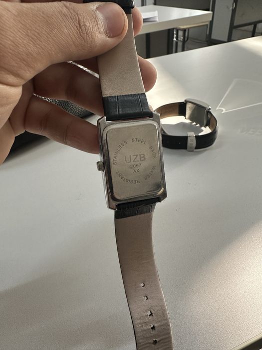 Klassik soat Gerb shakli tushurilgan zudlik bilan sotiladi