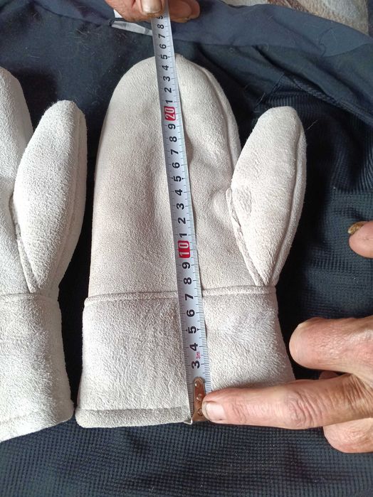 Продавам кожени ръкавици с един пръст