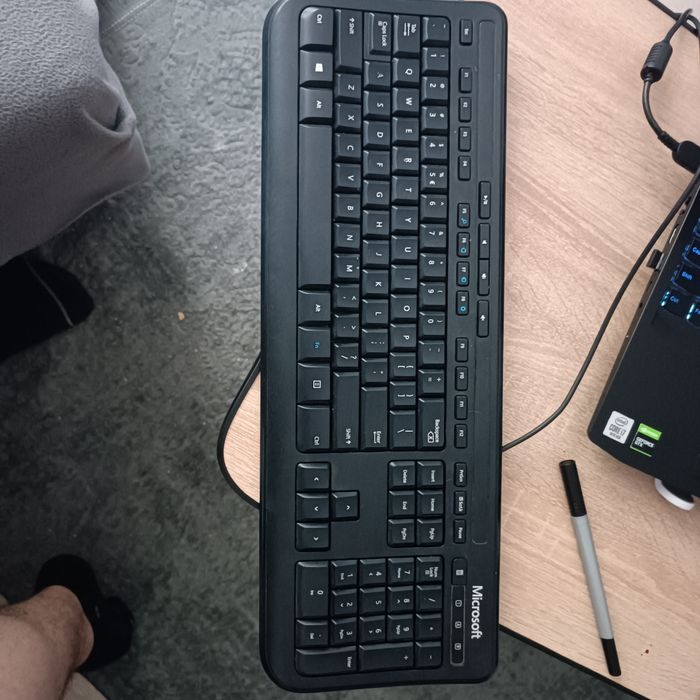 Vând tastatura și mouse