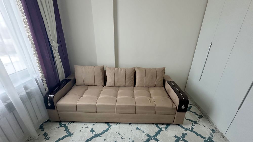 Диван трехместный