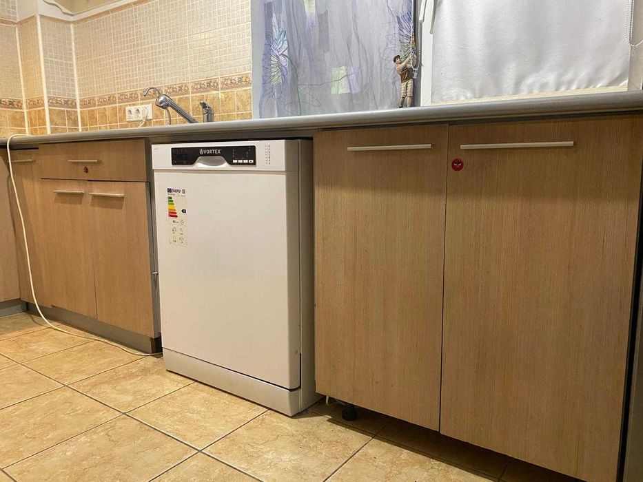 Vând mobila de bucătărie complet utilată