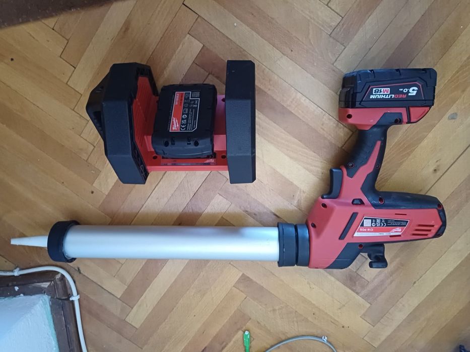 Lampă led milwaukee m18 an 2025 și pistol silicon m18 an 2026