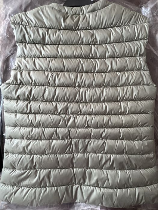 Чисто нов дамски елек MANGO, размер XS.