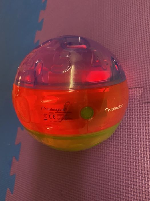 Продавам музикална търкаляща се и светеща в 4 цвята топка Imaginarium