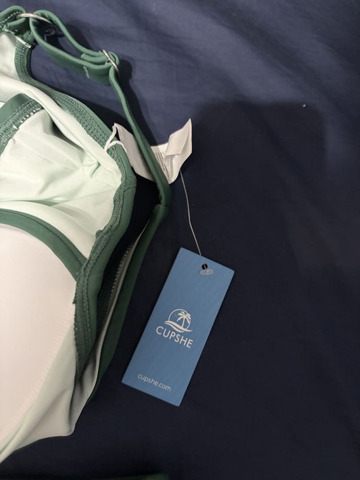 Costum de baie din doua piese Cupshe. L. Verde.
