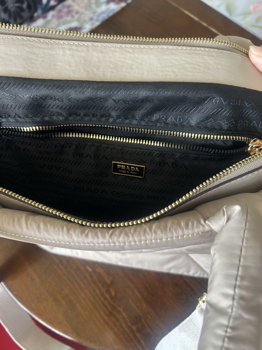 Чанта Prada - 45/30 см чисто нова, мека бежов цвят