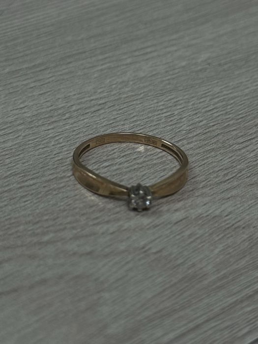 Кольцо с бриллиантом