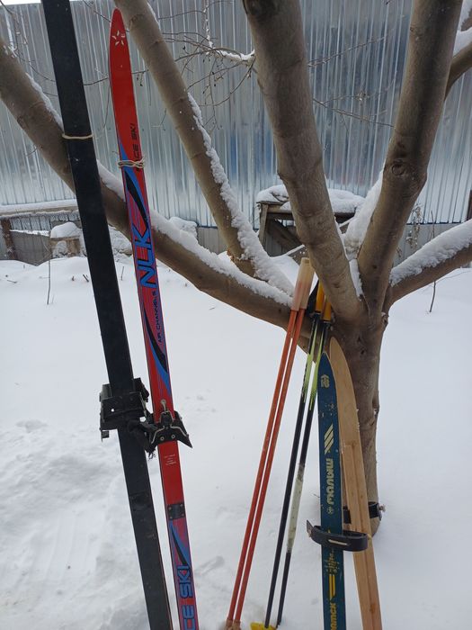 Продам лыжи, снегоход, коньки.