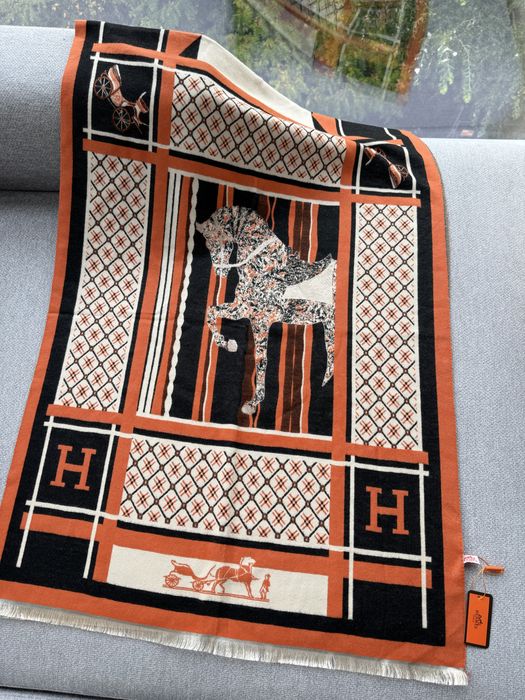 Нови зимни шалове Hermes, Fendi