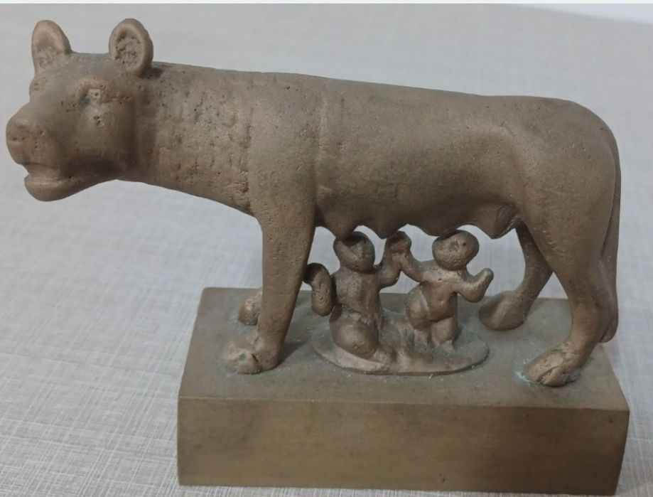statueta Lupa Capitolina / Lupoaica cu Romulus și Remus