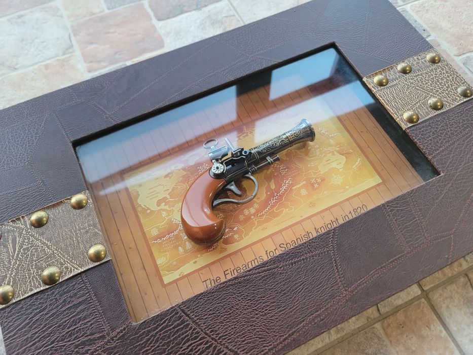 Tablou tip panoplie cu pistol decorativ