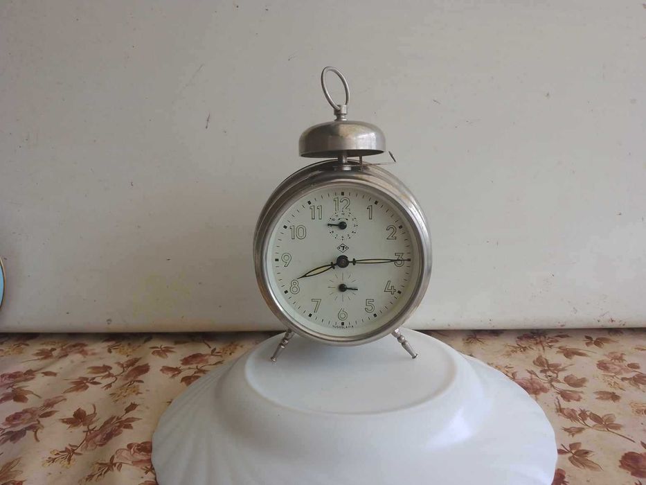 Ceas desteptator de masa vechi -mecanic Jnsa .95 lei