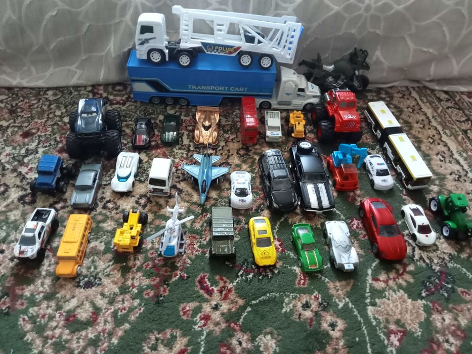 Продам игрушечные б/у машинки