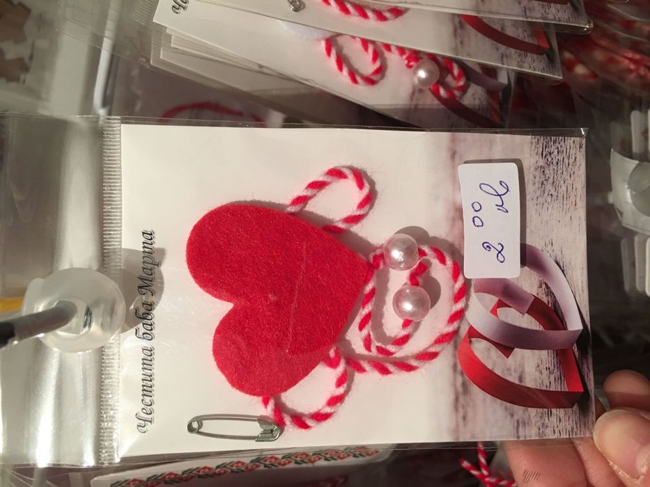 Мартеници ръчна изработка - метли, подкови, брошки, за закичване