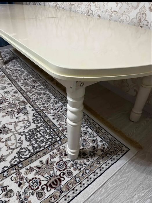 Продам стол для гостиной.